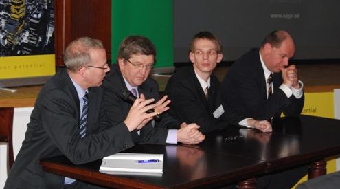 řečníci PRINCE2 Slovakia: 2009 Hlavní řečníci odborného semináře PRINCE2 SLOVAKIA 2009 (10.3.2009, Penati club, Bratislava) - sleva: Trevor Smith, Veľká Británia, Claude Beffort, Luxemburg, Štefan Ondek, Slovensko, Xavier de Roeck, Belgicko